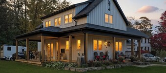 Luxury Spruce Suite in Historic NOTL - Sip & Stay