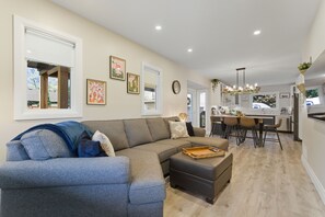 Smart TV, stereo - Spruce Suite Historic NOTL - LUXURY GETAWAY (Niagara-on-the-Lake)