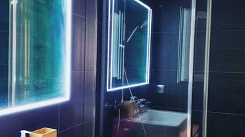 Douche, sĂšche-cheveux, serviettes fournies, savon