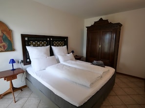 2 bedrooms, desk, free WiFi, bed sheets - Casa Marie, a rustic natural stone home with a lake view and a rooftop terrace (Vercana)