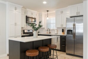 Réfrigérateur, micro-ondes, four, plaque de cuisson