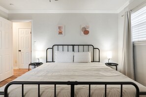 3 bedrooms, iron/ironing board, free WiFi, bed sheets - Chic Hidden Gem in The Village (Village)