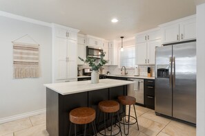 Fridge, microwave, oven, stovetop - Chic Hidden Gem in The Village (Village)