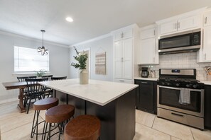Fridge, microwave, oven, stovetop - Chic Hidden Gem in The Village (Village)