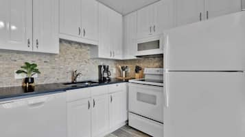 Fridge, microwave, stovetop, dishwasher