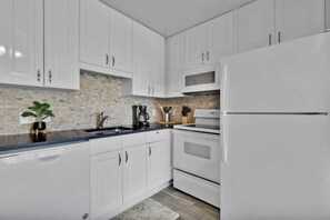 Kjøleskap, mikrobølgeovn, kokeplater og oppvaskmaskin