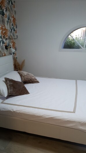 1 bedroom, bed sheets