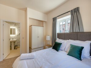 4 bedrooms, free WiFi, bed sheets, wheelchair access