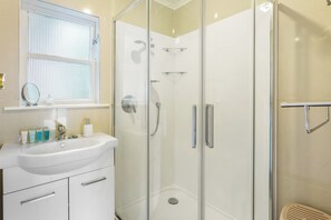Bathroom - Harmony Homestead close to Beaches (Auckland)