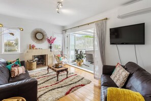 Hus, hageutsikt | Oppholdsområde | En 52-tommers TV med digitale kanaler