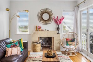 House, Garden View | Living area | 52-inch TV with digital channels - Harmony Homestead close to Beaches (Auckland)