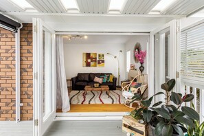 House, Garden View | Living area - Harmony Homestead close to Beaches (Auckland)