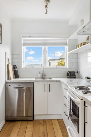 Hus, hageutsikt | Eget kjøkken | Kjøleskap, mikrobølgeovn, ovn og kokeplater