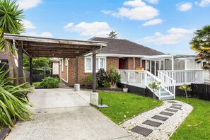 Front of property - Harmony Homestead close to Beaches (Auckland)