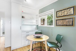 House, Garden View | In-room dining - Harmony Homestead close to Beaches (Auckland)