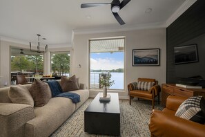 Smart TV, fireplace, video games, books - LakeFront with Pool! HotTub! Game Room! Sleeps 20+

 (Hot Springs)