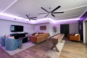 Smart TV, fireplace, video games, books - LakeFront with Pool! HotTub! Game Room! Sleeps 20+

 (Hot Springs)