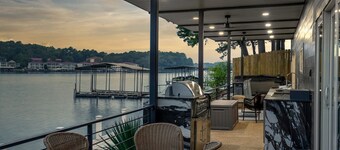 LakeFront with Pool! HotTub! Game Room! Sleeps 20+


