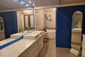 Secador de pelo, toallas y jabón