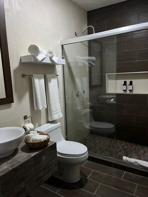 Shower, towels, soap, shampoo - Ojuela Hotel Boutique  (Aquiles Serdán)