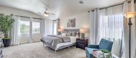 4 Schlafzimmer, Schreibtisch, Bügeleisen/Bügelbrett, WLAN