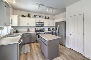 Kjøleskap, mikrobølgeovn, ovn og kokeplater