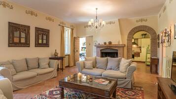 TV connectée, cheminée, table de tennis de table