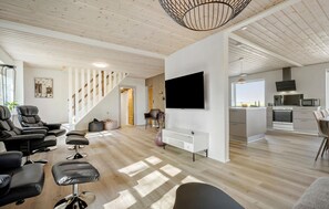 TV - Nice home in Sønder Felding with sauna (Sønder Felding)