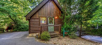 Romantic Mountain Retreat w/King Bed & Fireplace. 10 Minutes to Downtown!