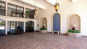 Terrace/patio - Walk to Beach. RENOVATED & HUGE 3-bed &3-bath condo in Vero Beach (Indian River Shores)