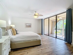 3 bedrooms, desk, iron/ironing board, free WiFi - Walk to Beach. RENOVATED & HUGE 3-bed &3-bath condo in Vero Beach (Indian River Shores)