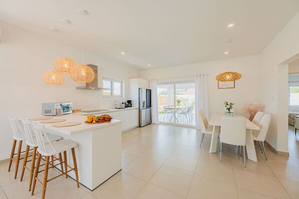 Dining - NEW | Cozy, BBQ, Spacious Outdoor, Pool, 6 Sleeps (Paradera)