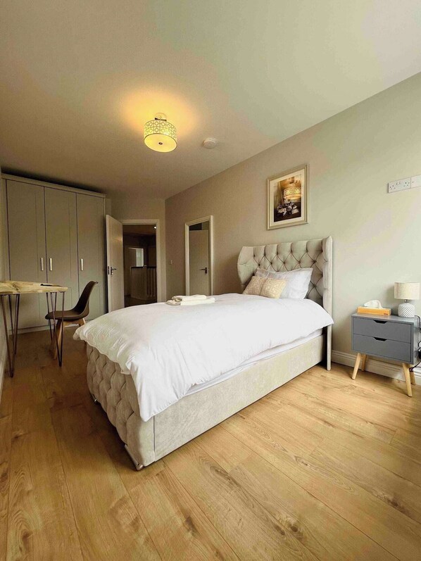 4 bedrooms, iron/ironing board, WiFi, bed sheets