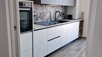 Kühlschrank, Mikrowelle, Ofen, Herdplatte