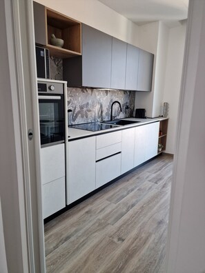 Frigorifero, microonde, forno, piano cottura