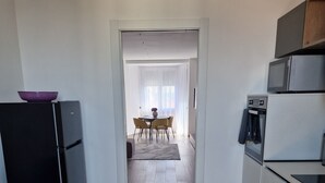 Eine moderne Küche mit einem Essbereich im Hintergrund.