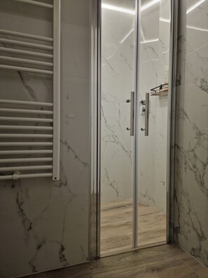 Dusche, Haartrockner, Bidet, Handtücher