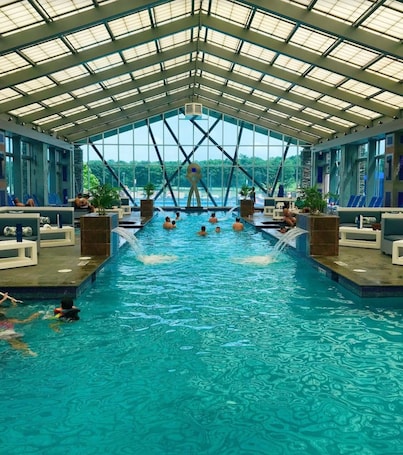 プール. 5 BR Luxury Escape with Hot Tub, Home Theater, Arcade, Min from Lake & Slopes