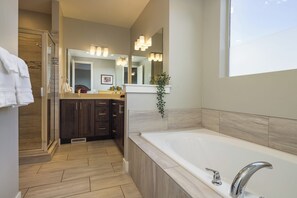Family House, Mountain View | Bathroom | Separate bathtub and shower, free toiletries, towels, soap - Entrada at Moab 602 (Moab)