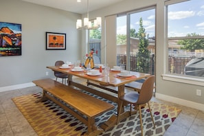 Family House, Mountain View | In-room dining