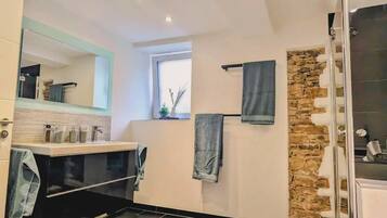 Bruser, hårtørrer, håndklæder, Sæbe