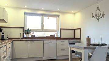 Geladeira, micro-ondas, fogão, cooktop