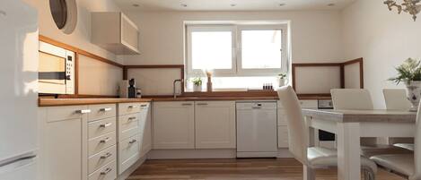 Frigorifero, microonde, forno, piano cottura