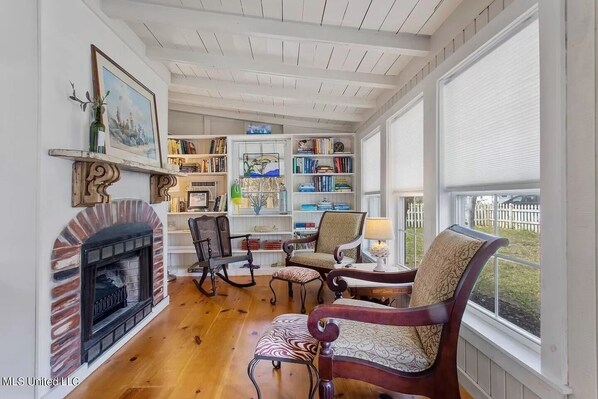 Interior - Charming 3-bedroom house in Waveland with AC, WiFi. Relax and enjoy (Waveland)