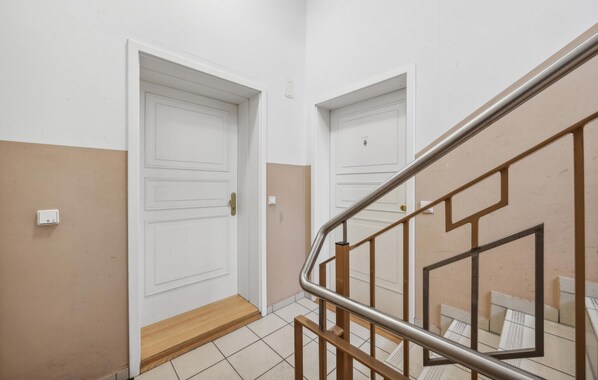 A staircase with a metal handrail and a wooden floor. - Gorgeous apartment in Anklam (Anklam)