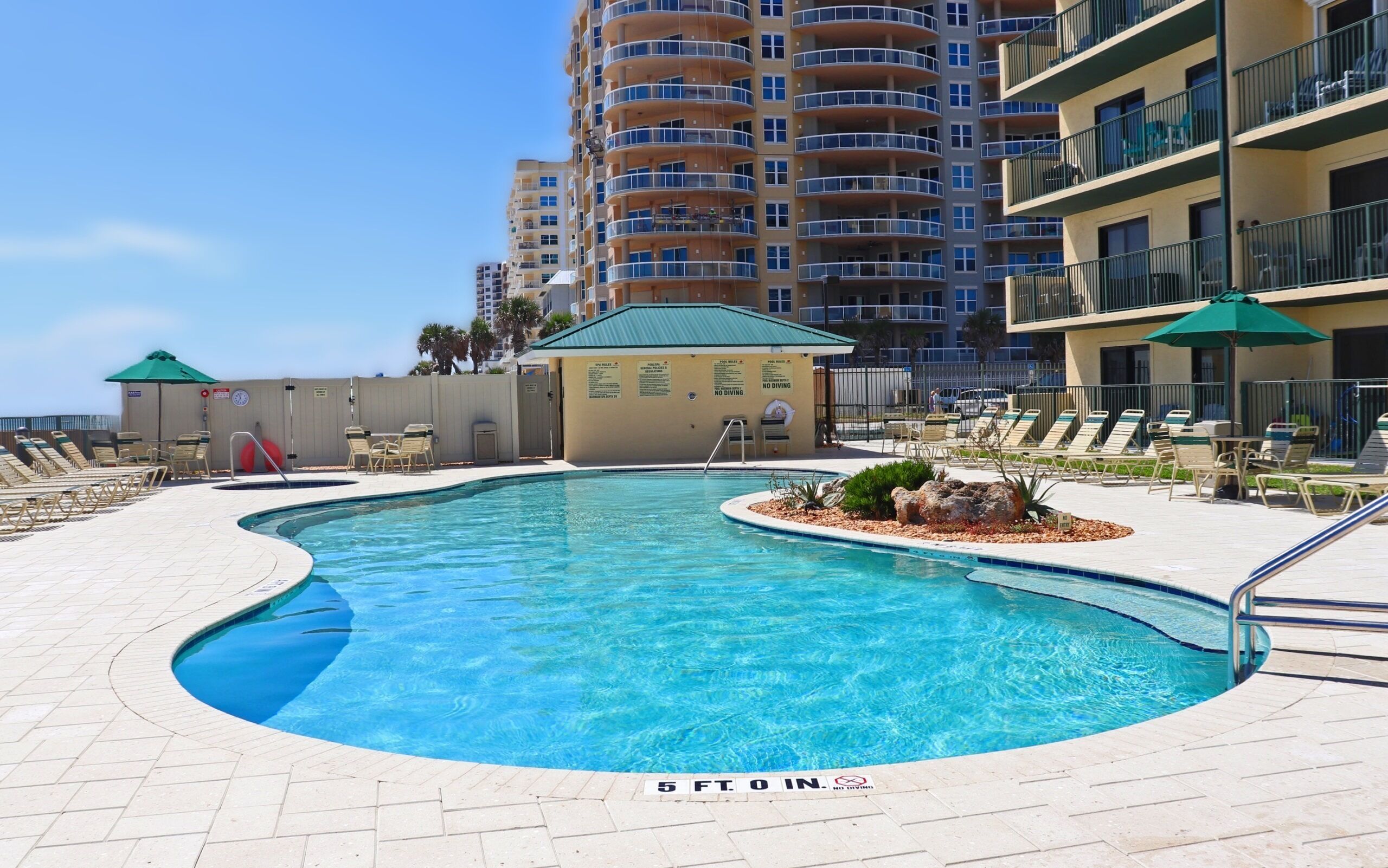 Alberca al aire libre y alberca climatizada