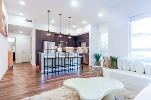 Interior - 2-bdr Luxury Hollywood Apt w pool @Wandersphere (Los Angeles)