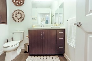 Serviettes fournies, savon, shampoing, papier toilette