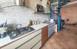 Fridge, oven, dishwasher, coffee/tea maker