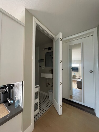 Cozy studio in phenomenal Los Angeles with WiFi, AC